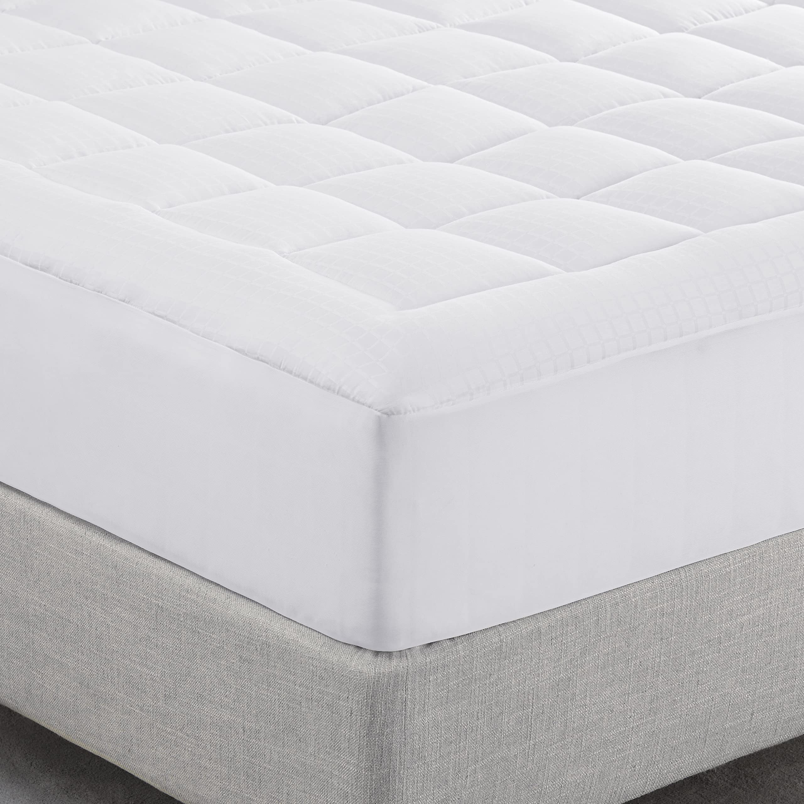 Serta surmatelas posé sur matelas illustrant confort instantané