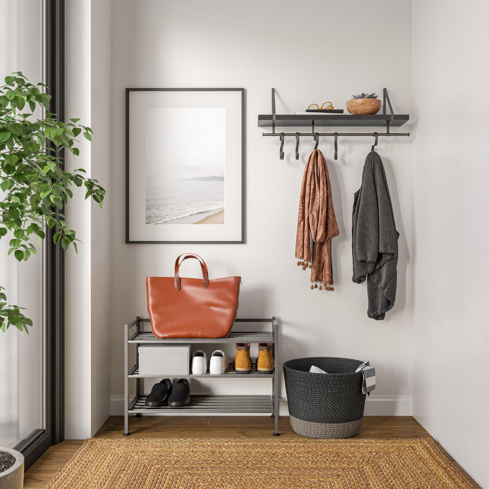 Seville Classics étagère installée dans une entrée optimisant rangement