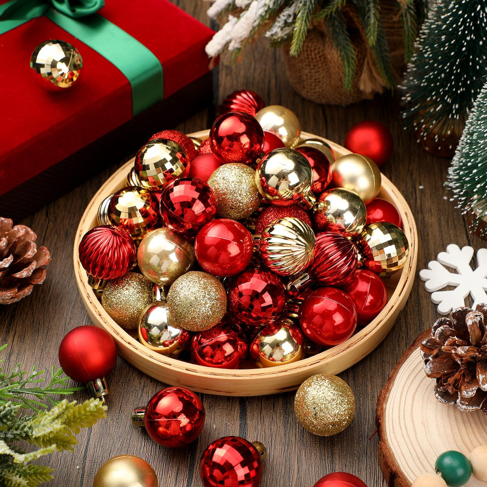 Shappy boules suspendues sur un sapin illuminé, apporte une finition professionnelle