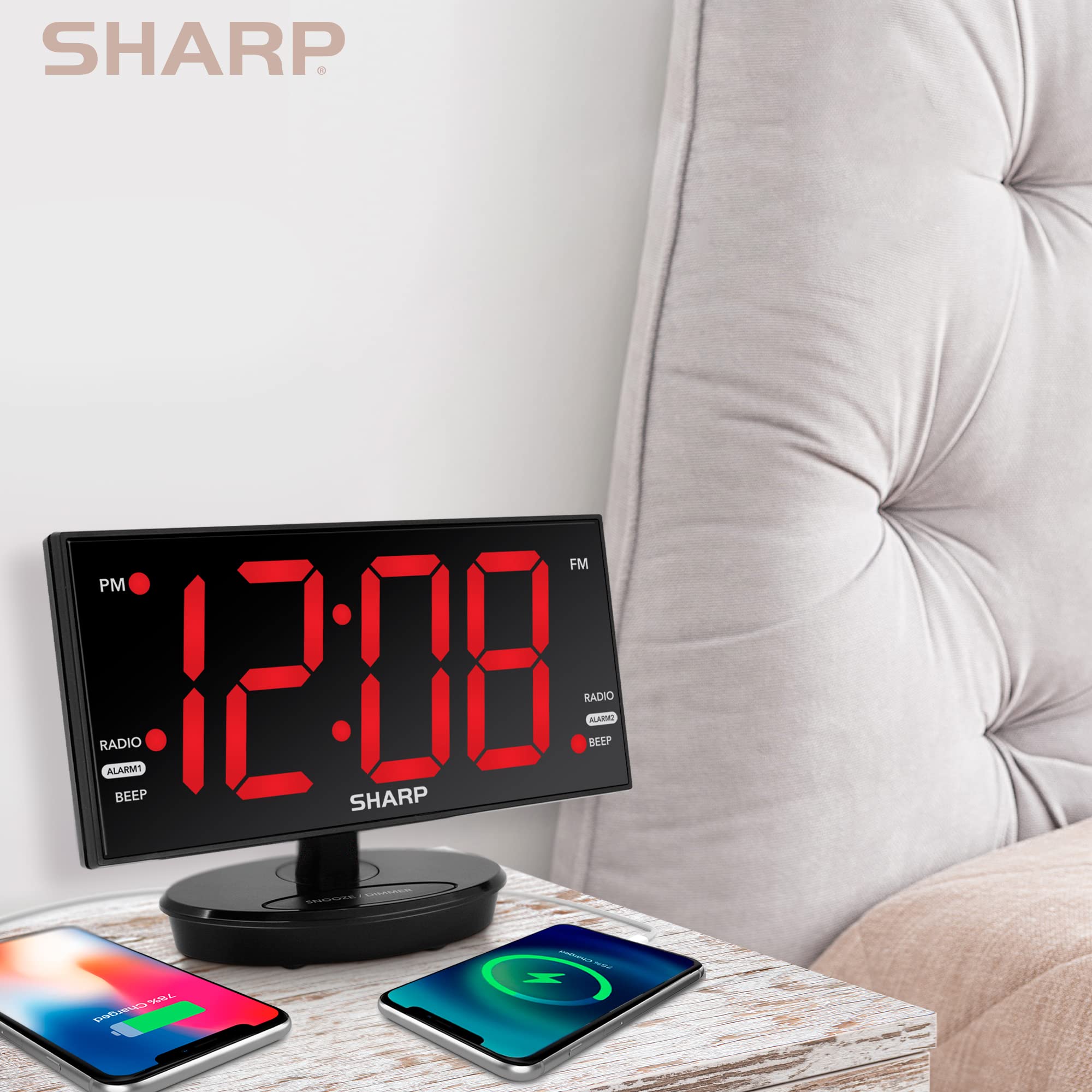 Sharp horloge sur table de chevet charge appareils et lit pratique