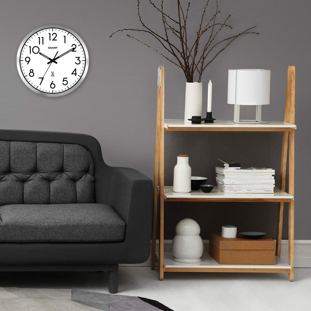 sharp horloge dans bureau crée environnement ordonné et professionnel