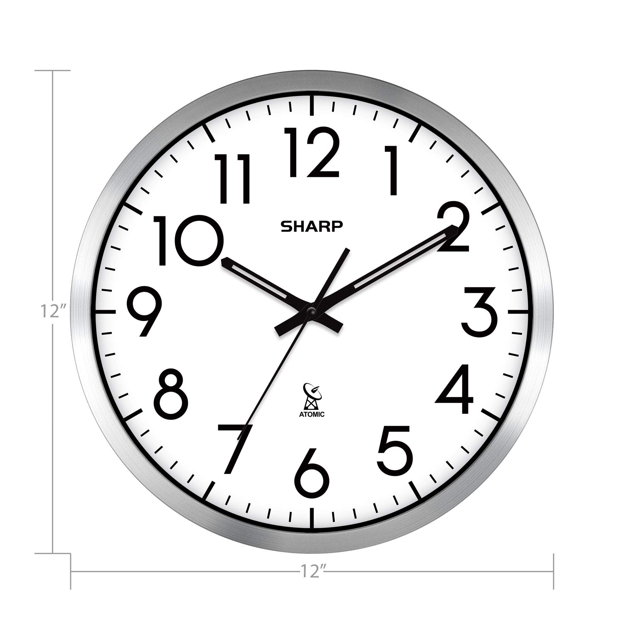 sharp horloge placée dans cuisine moderne apporte esthétique utile