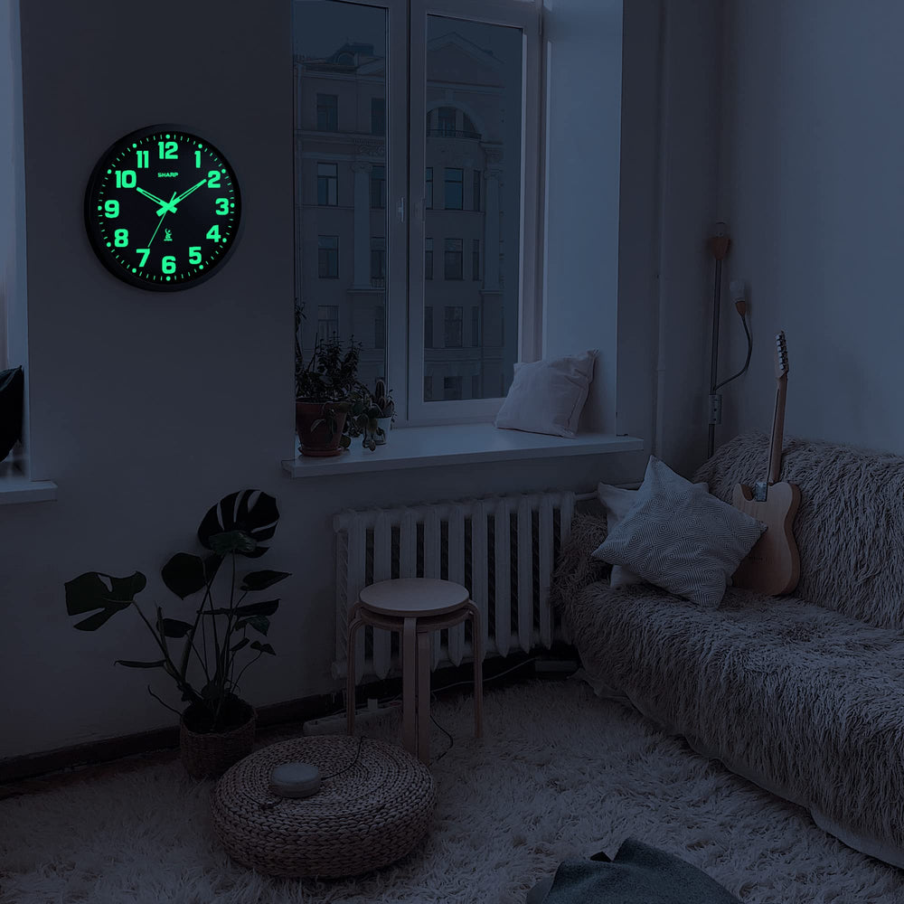 Sharp horloge de nuit chiffres et aiguilles brillent pour confort