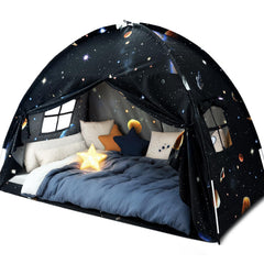 Sherilyn vue avant de la tente sur lit twin montrant le décor galaxie et protection
