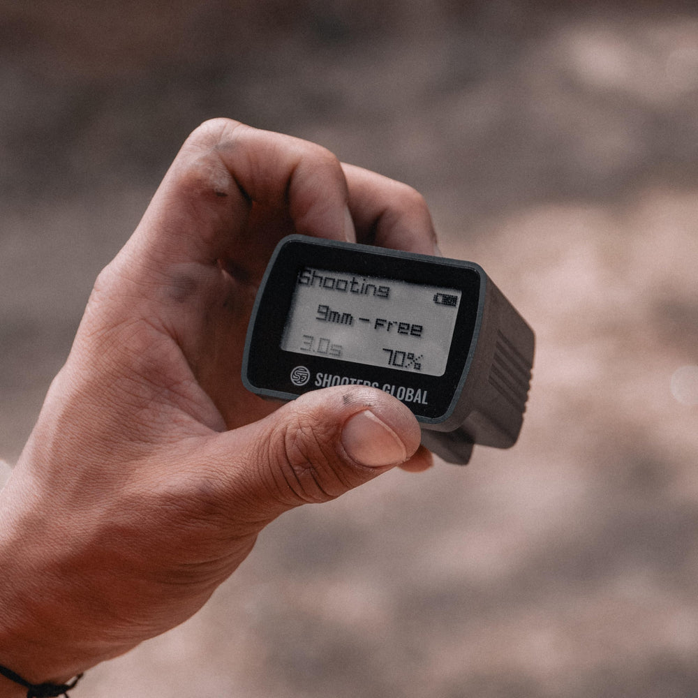 Shooters Global SG Timer GO comparé à une main pour montrer l'échelle portable