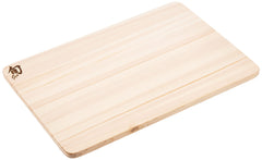 Shun planche hinoki en usage avec couteau, coupe nette et protection du fil