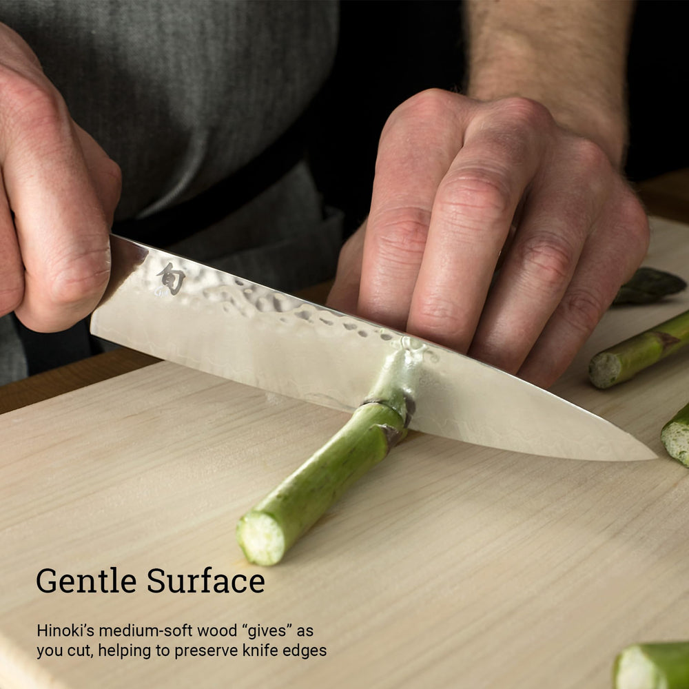 Shun planche hinoki comparaison taille sur plan de travail, format compact pratique