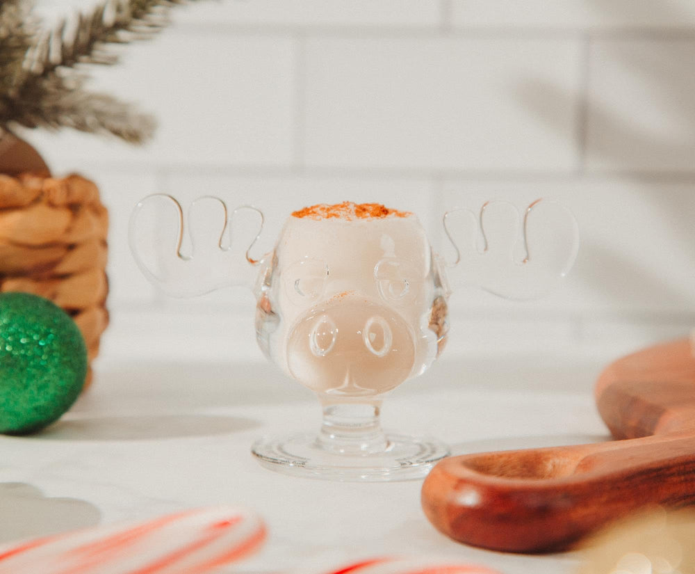 Silver Buffalo verre Marty Moose en main illustrant la taille pratique