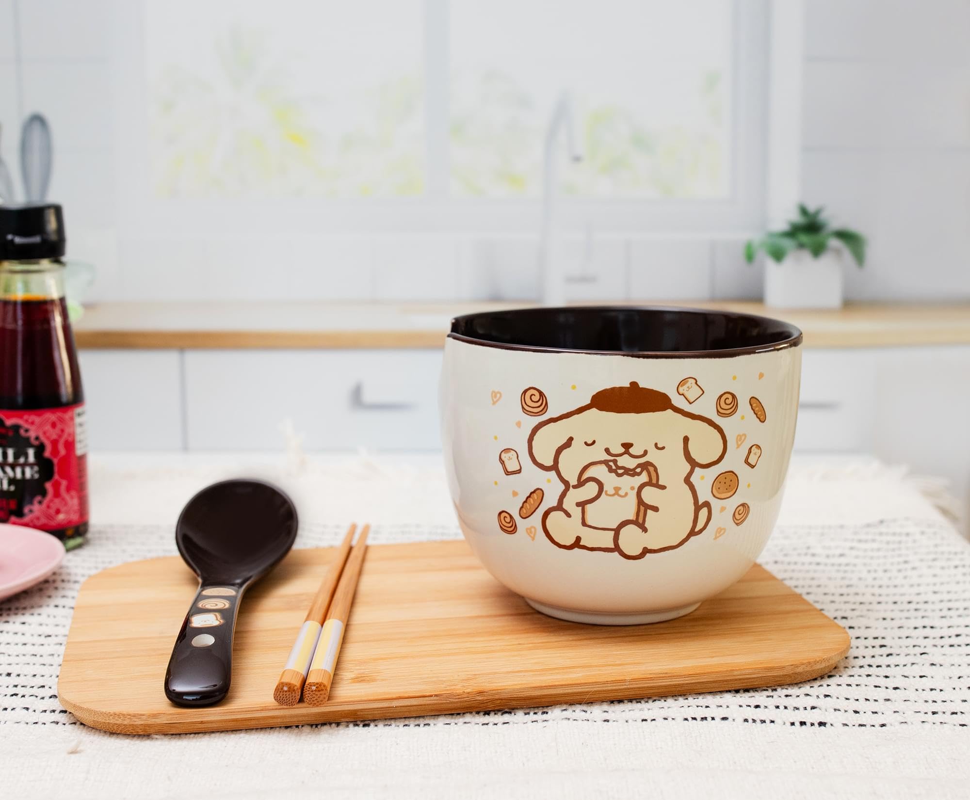 Silver Buffalo bol rempli de ramen, met en valeur la capacité et l'usage