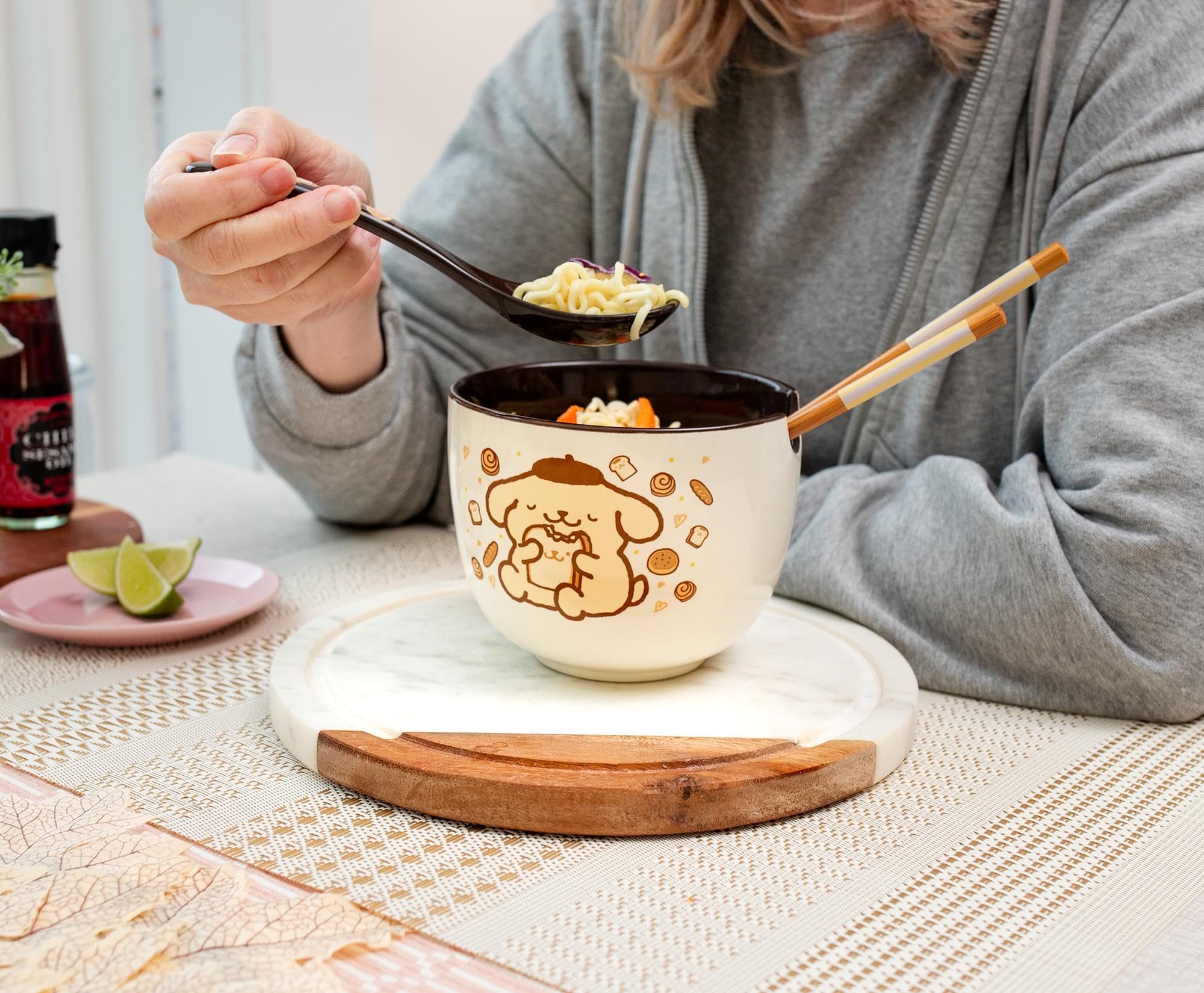 Silver Buffalo scène de table stylée, illustre utilisation quotidienne conviviale