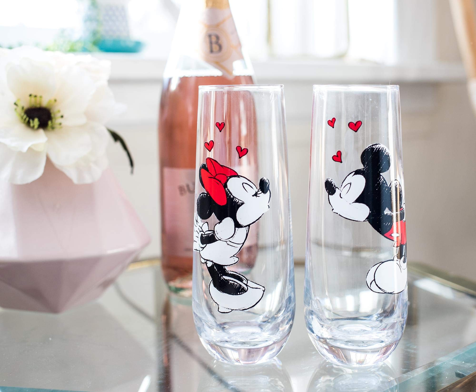 Silver Buffalo verres présentés sur table de brunch, apportent une touche Disney conviviale