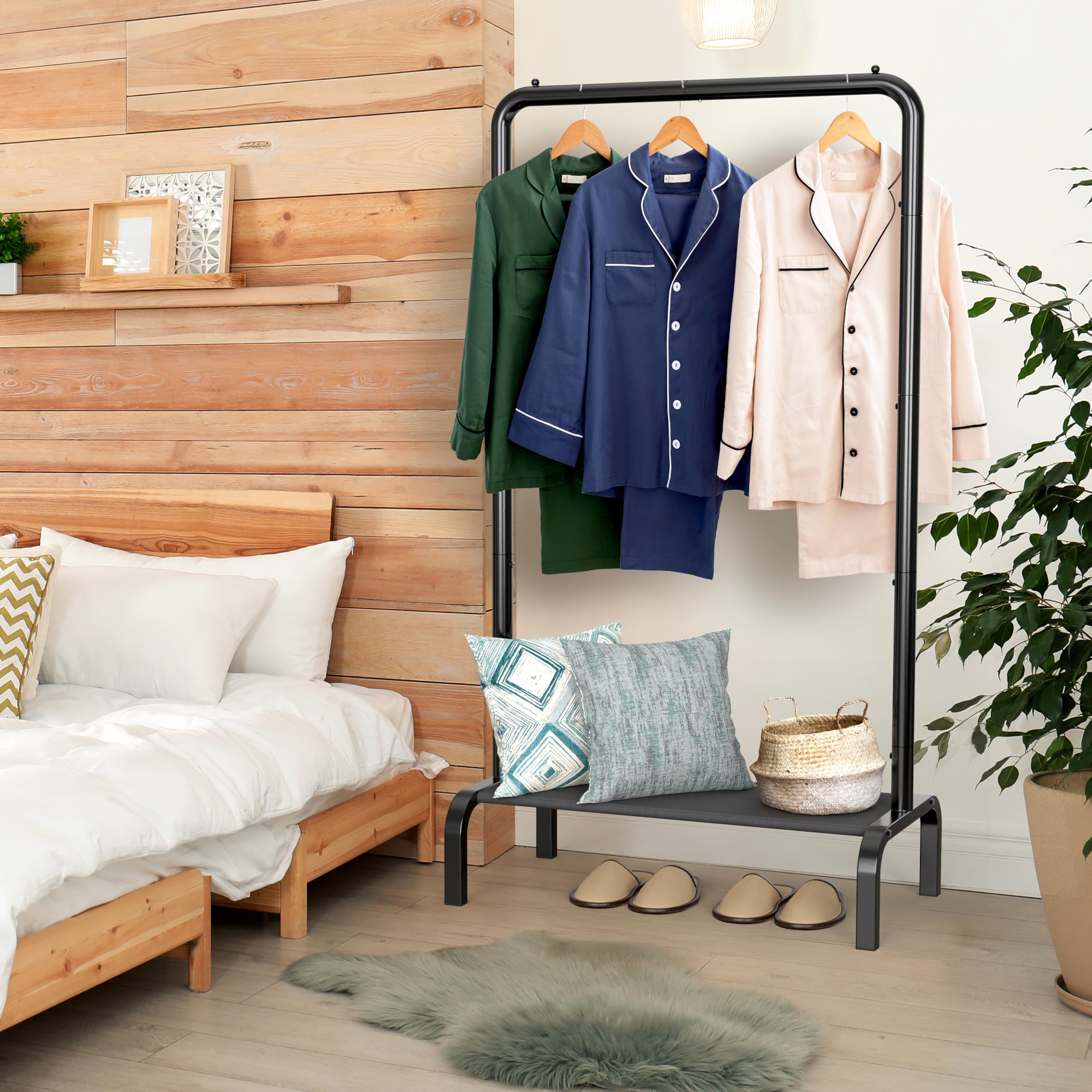 Simple Houseware avec chaussures et boîtes montrant organisation modulable