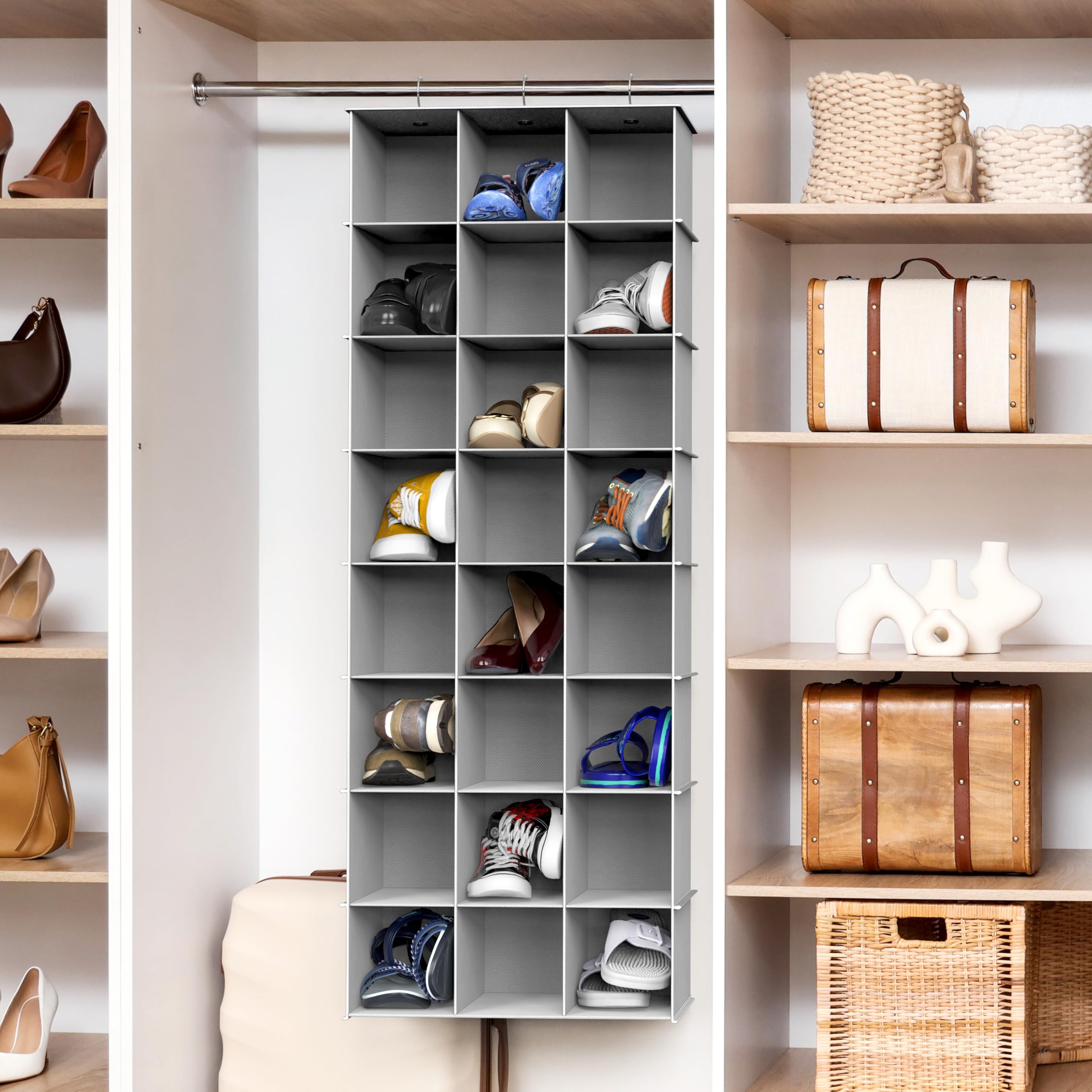 Simple Houseware comparaison d'échelle montrant la hauteur et la compacité dans un dressing