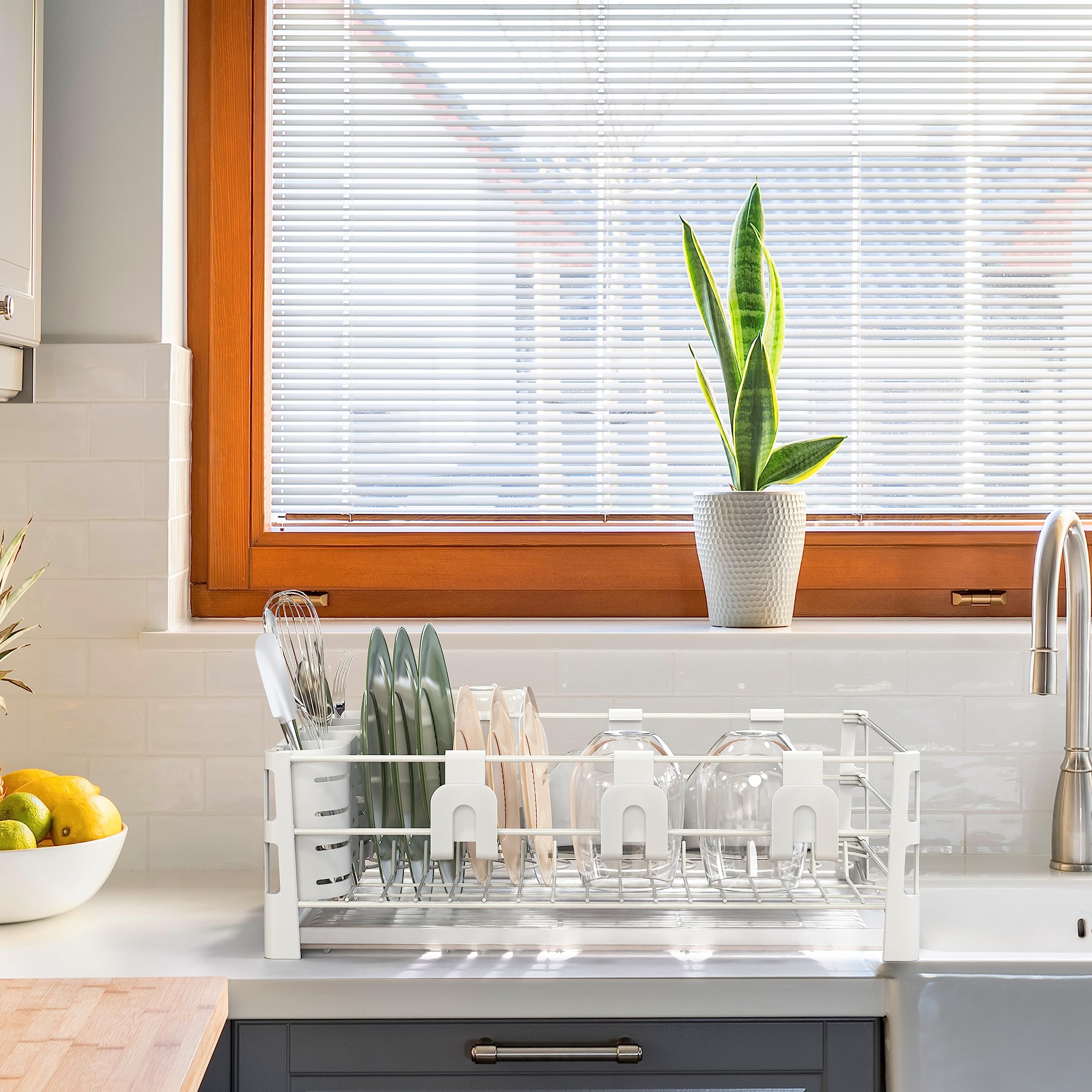 Simple Houseware égouttoir en usage avec vaisselle sèche rapidement