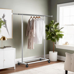 Simple Houseware gros plan sur la barre extensible pour organiser vêtements