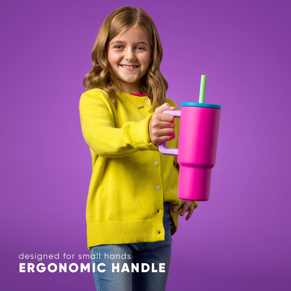 Simple Modern gobelet utilisé par un enfant montrant facilité d'utilisation