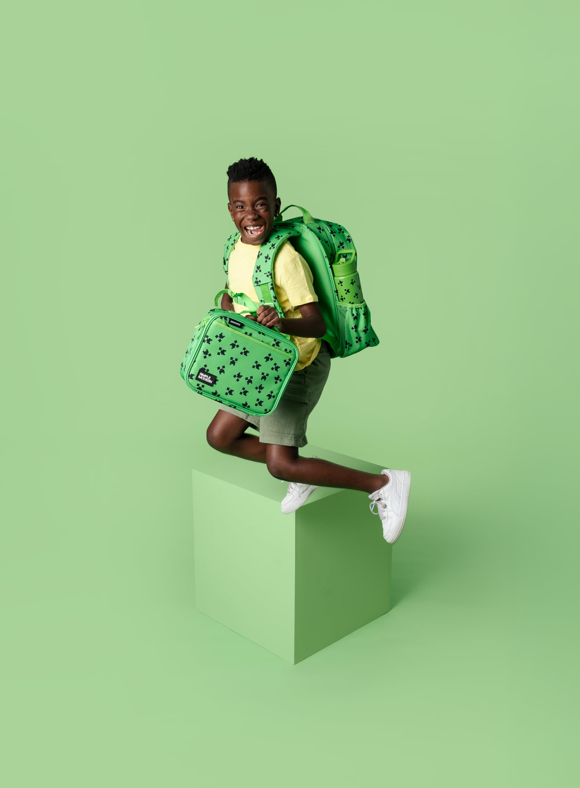 Simple Modern Hadley à côté d'une règle montrant dimensions adaptées enfants