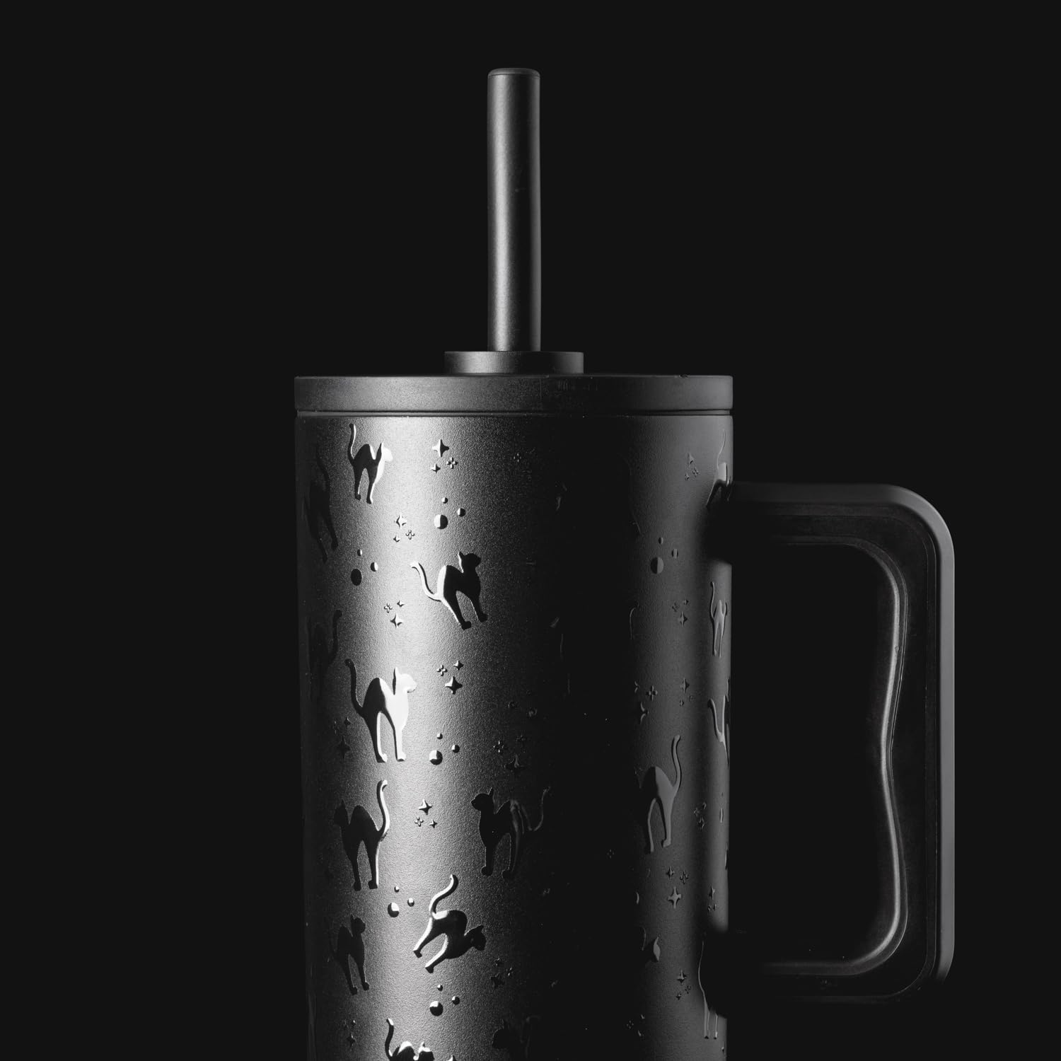 Simple Modern comparaison taille avec main, capacité généreuse 40 oz visible