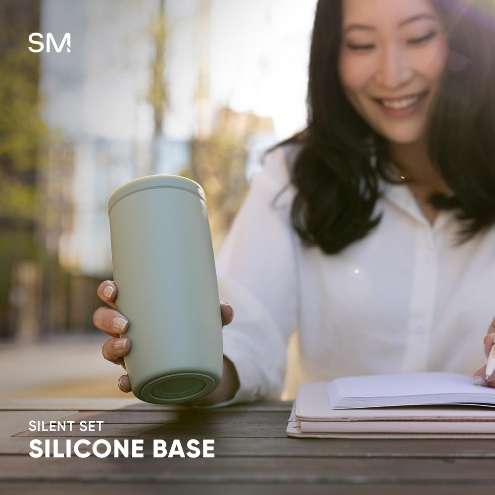 Simple Modern profil avec cuillère et café, met en valeur l’usage quotidien