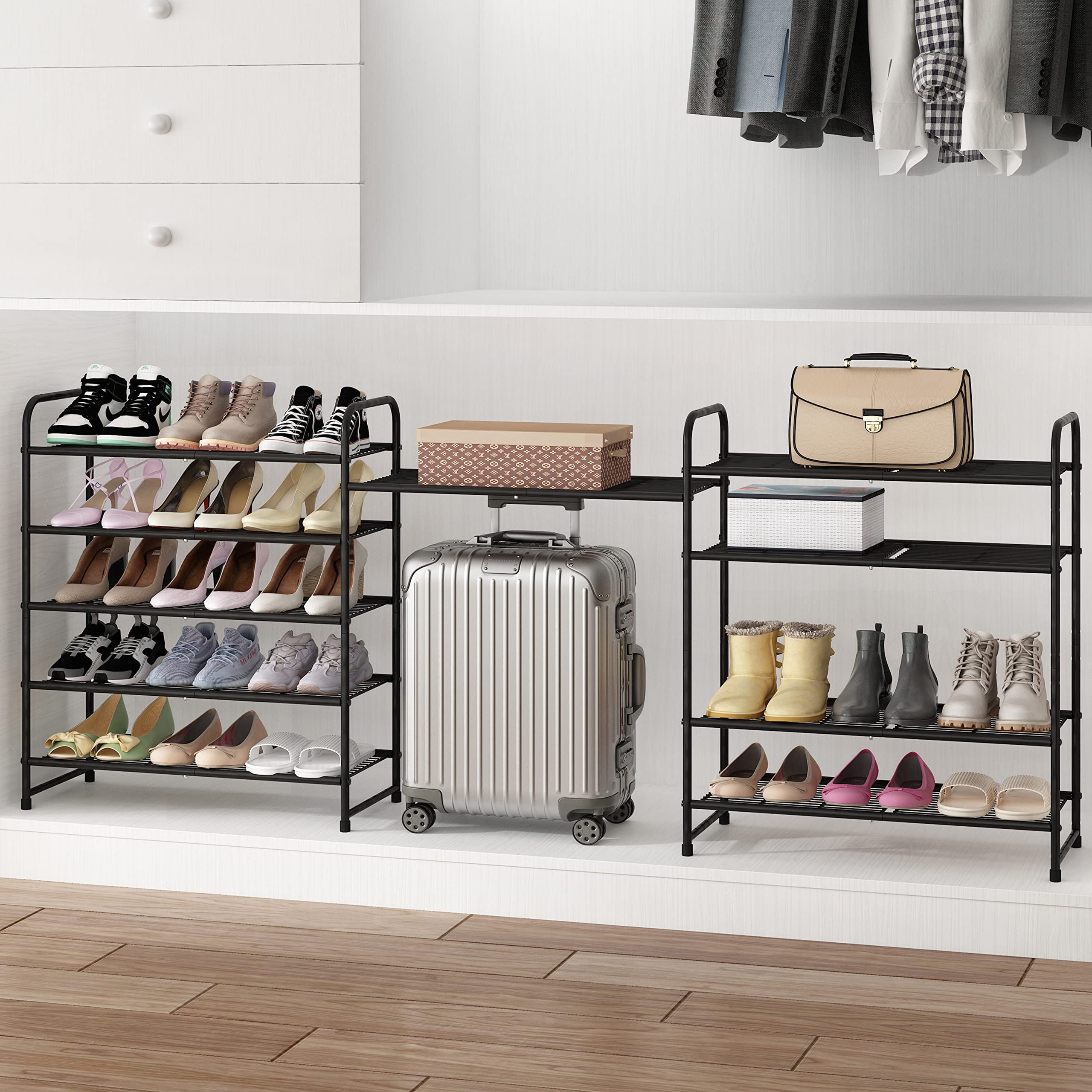 Simple Trending étagère à côté d'une chaise pour comparer taille et échelle