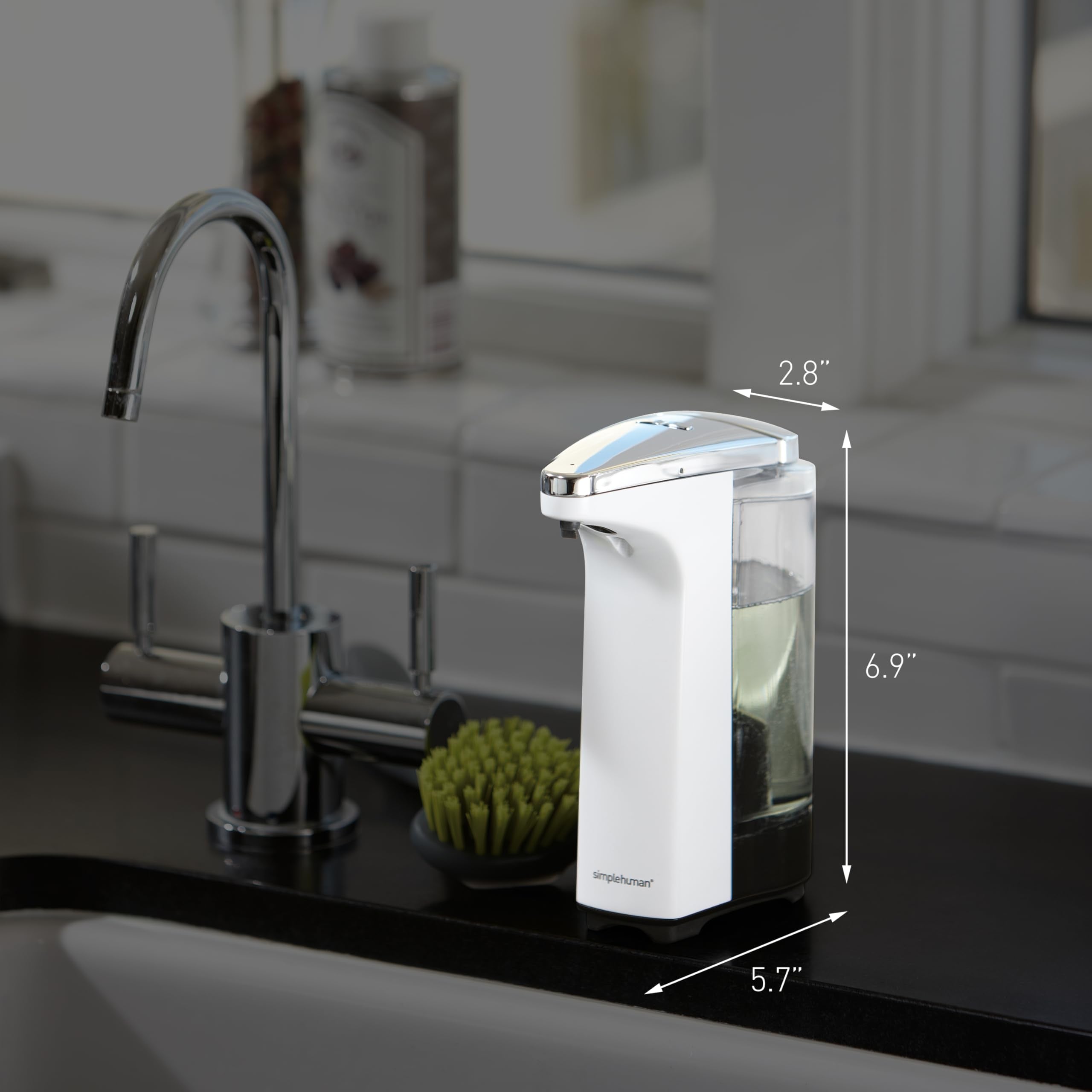 simplehuman comparaison taille avec mains, capacité 8 oz facile à gérer