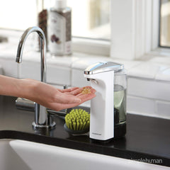 simplehuman en usage sur plan de travail de cuisine, dispense sans contact