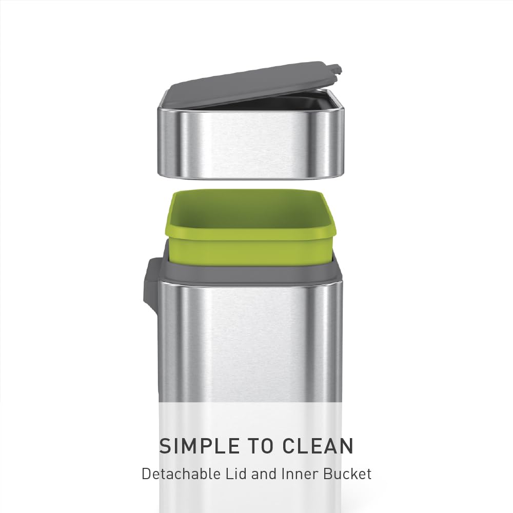 simplehuman caddy posé près de la planche facilitant préparation des aliments