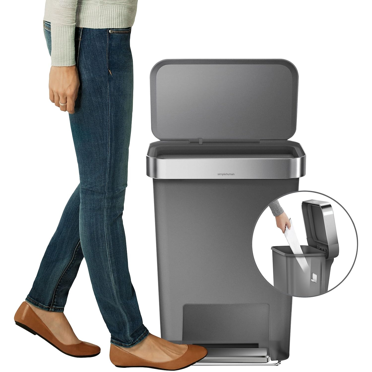 simplehuman gros plan sur le rebord acier pour maintien propre du sac