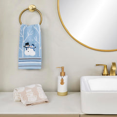 SKL Home gros plan broderie bonhomme de neige pour détail décoratif