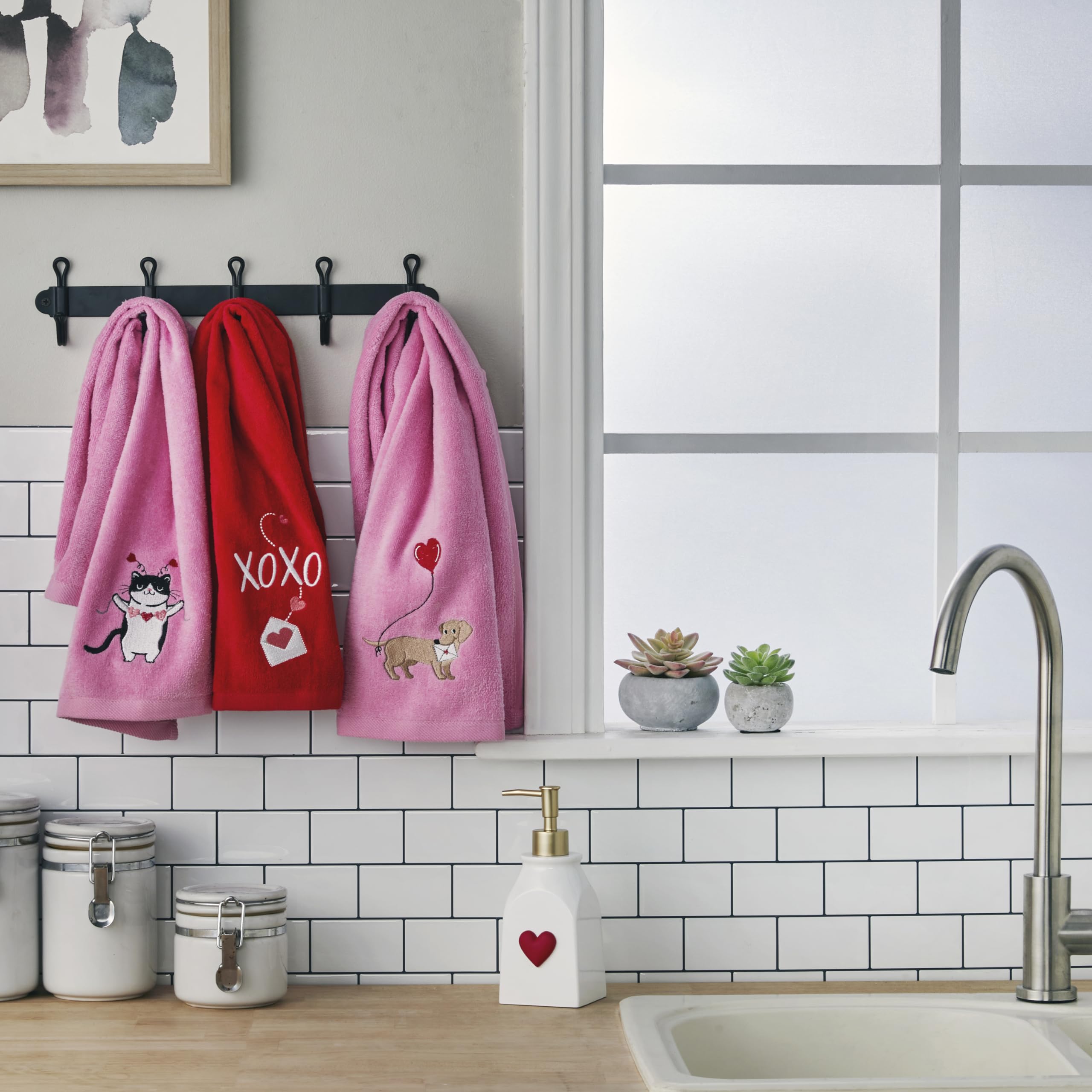 SKL Home serviette posée à côté d’un objet pour comparaison taille
