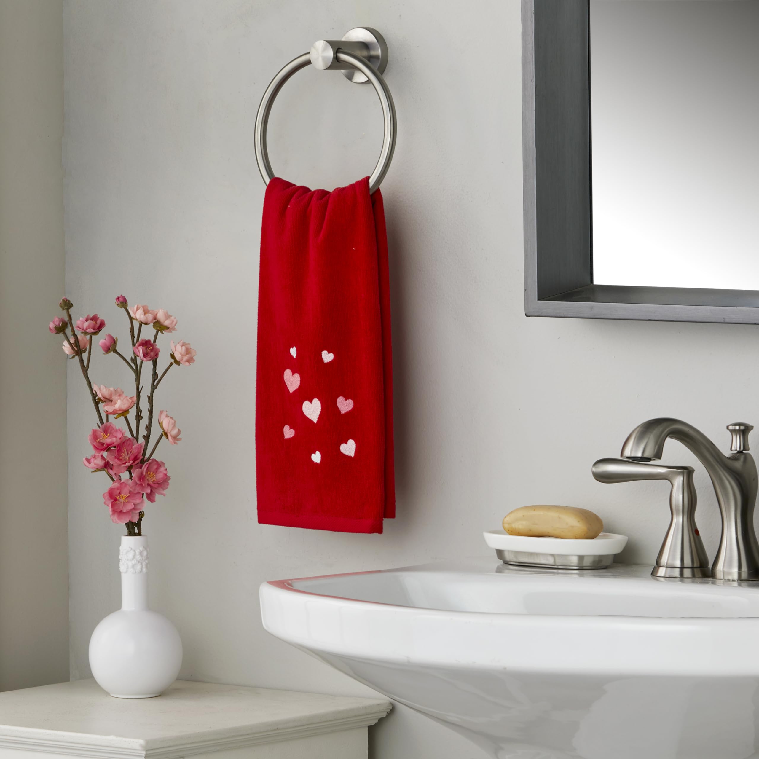 SKL Home serviette posée près du lavabo, pratique et esthétique