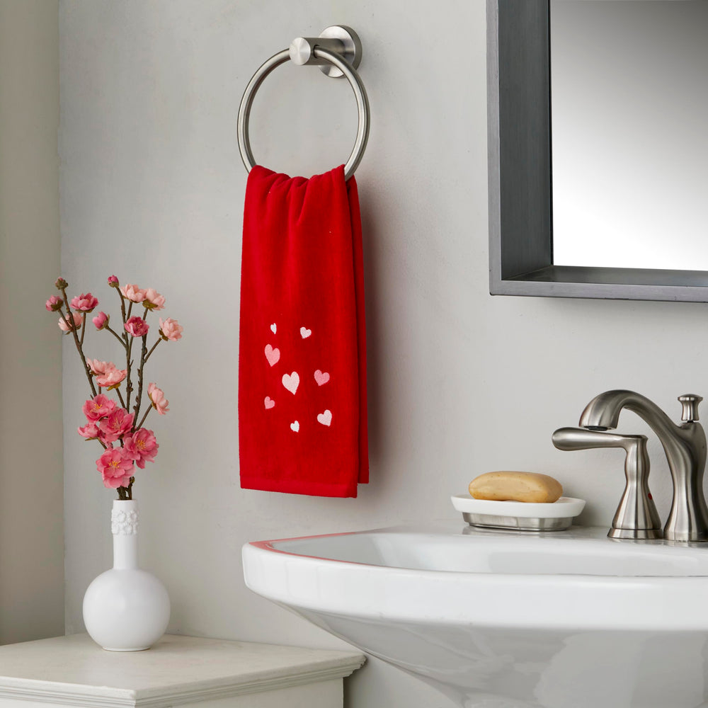 SKL Home serviette posée près du lavabo, pratique et esthétique