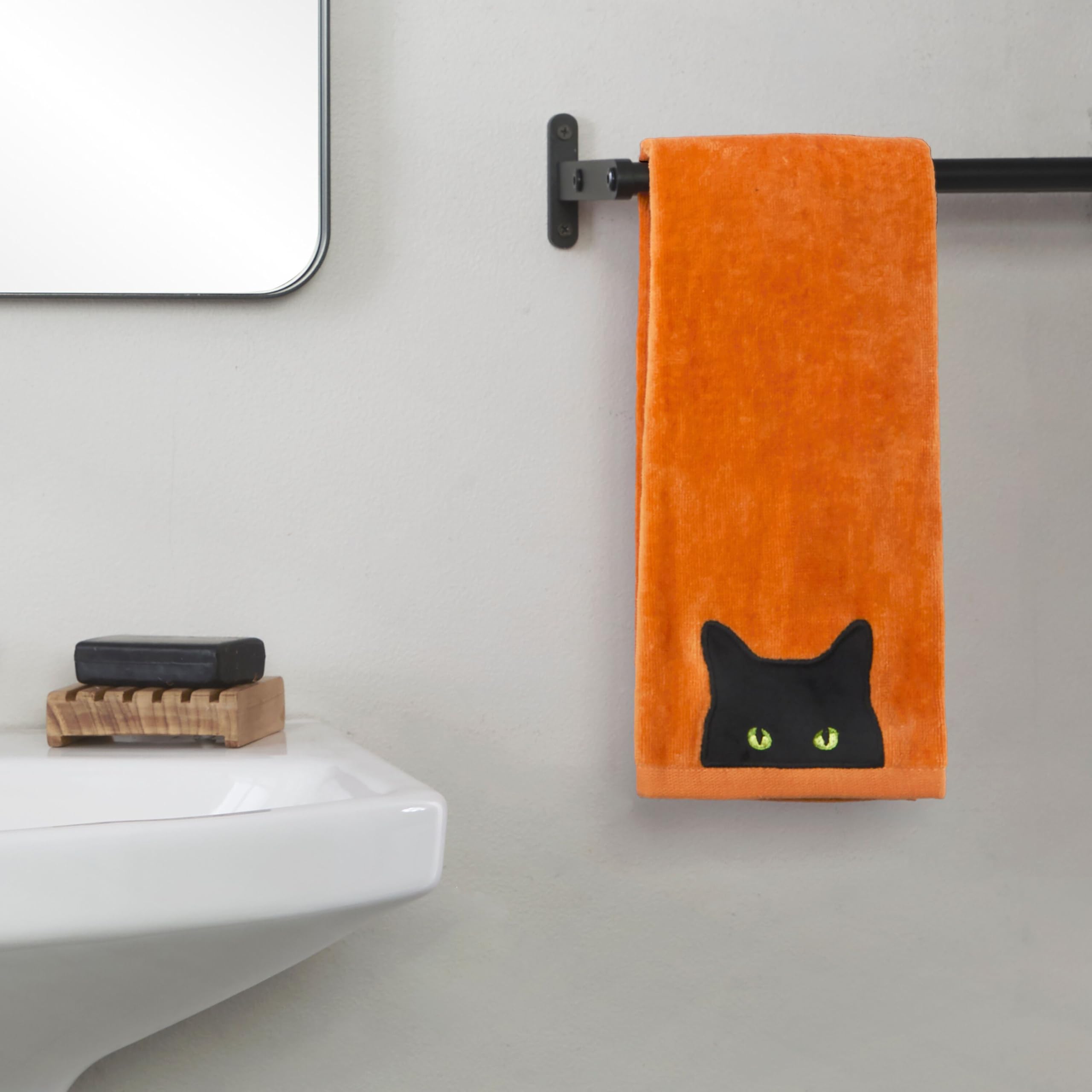 SKL Home serviette en usage près du lavabo, praticité et style saisonnier
