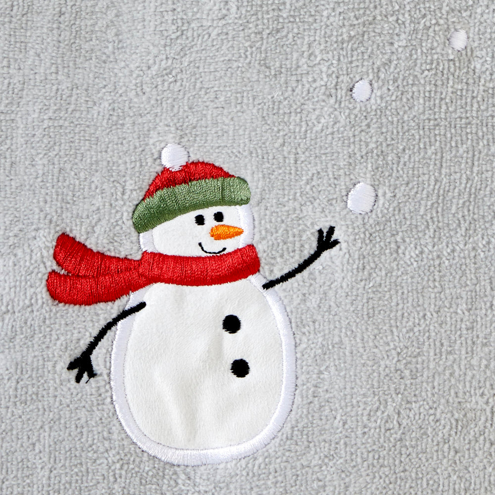 SKL Home gros plan broderie bonhomme de neige, finition soignée et texture douce