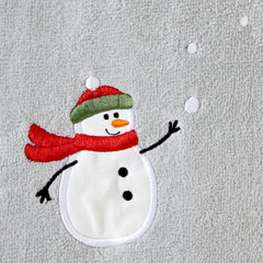 SKL Home gros plan broderie bonhomme de neige, finition soignée et texture douce