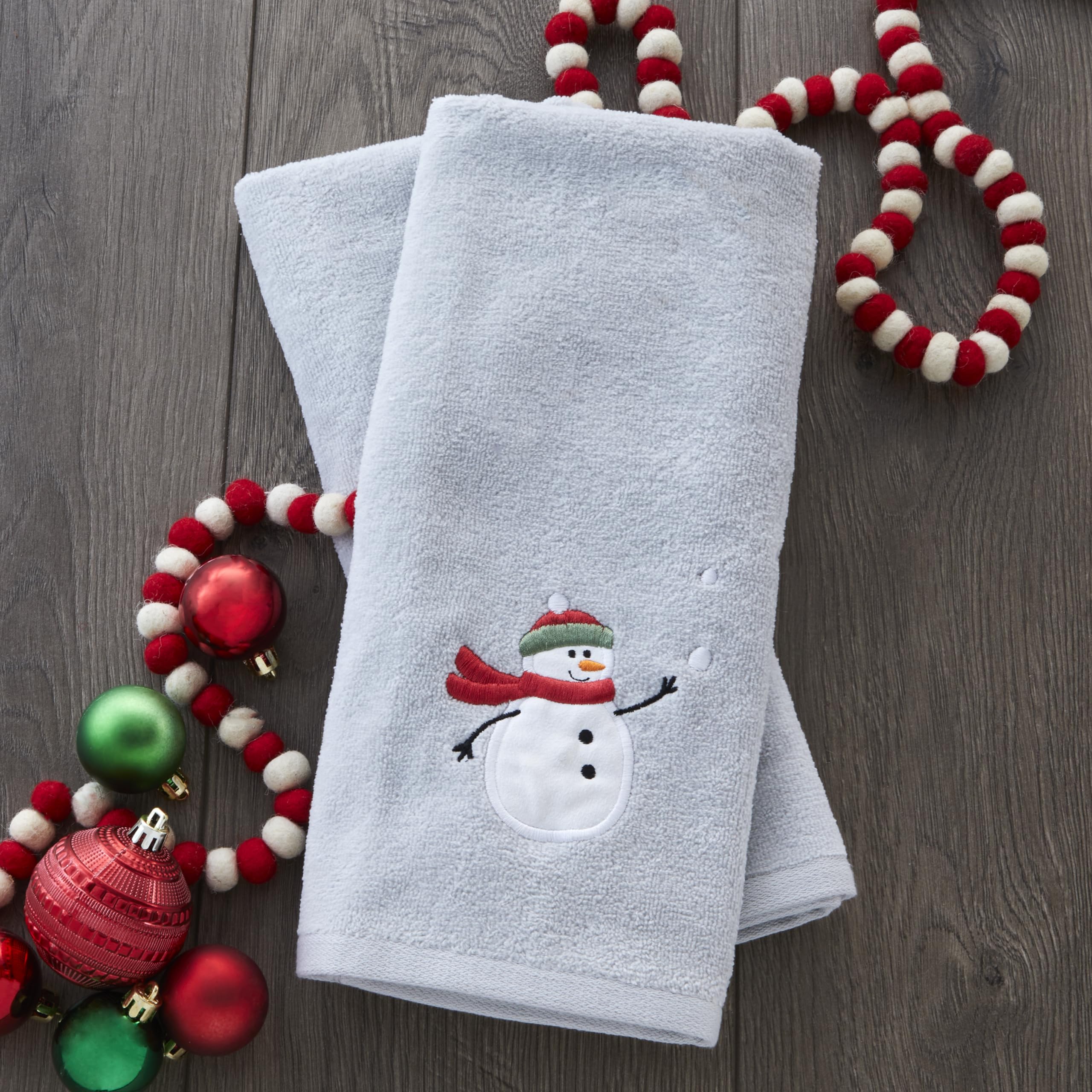 SKL Home serviette posée sur porte-serviette en salle de bain, look festif et cosy
