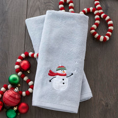 SKL Home serviette posée sur porte-serviette en salle de bain, look festif et cosy