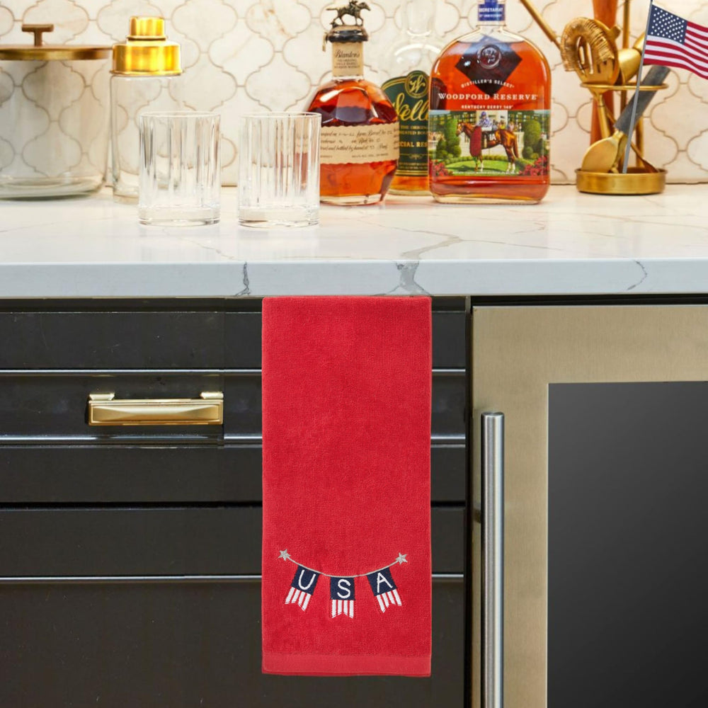 SKL Home serviette accrochée près lavabo, apporte style et fonctionnalité