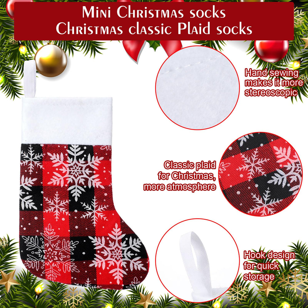 Skylety chaussettes accrochées sapin créent une décoration cohérente et chaleureuse
