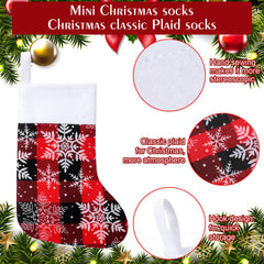 Skylety chaussettes accrochées sapin créent une décoration cohérente et chaleureuse