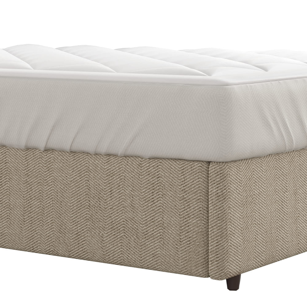 Sleep Philosophy personne ajustant le protège-matelas sur le canapé‑lit