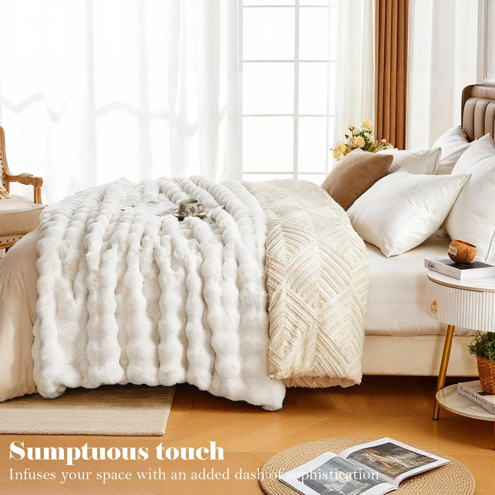SLIVERY&CHAVALIER plaid disposé sur lit améliorant style chambre cosy