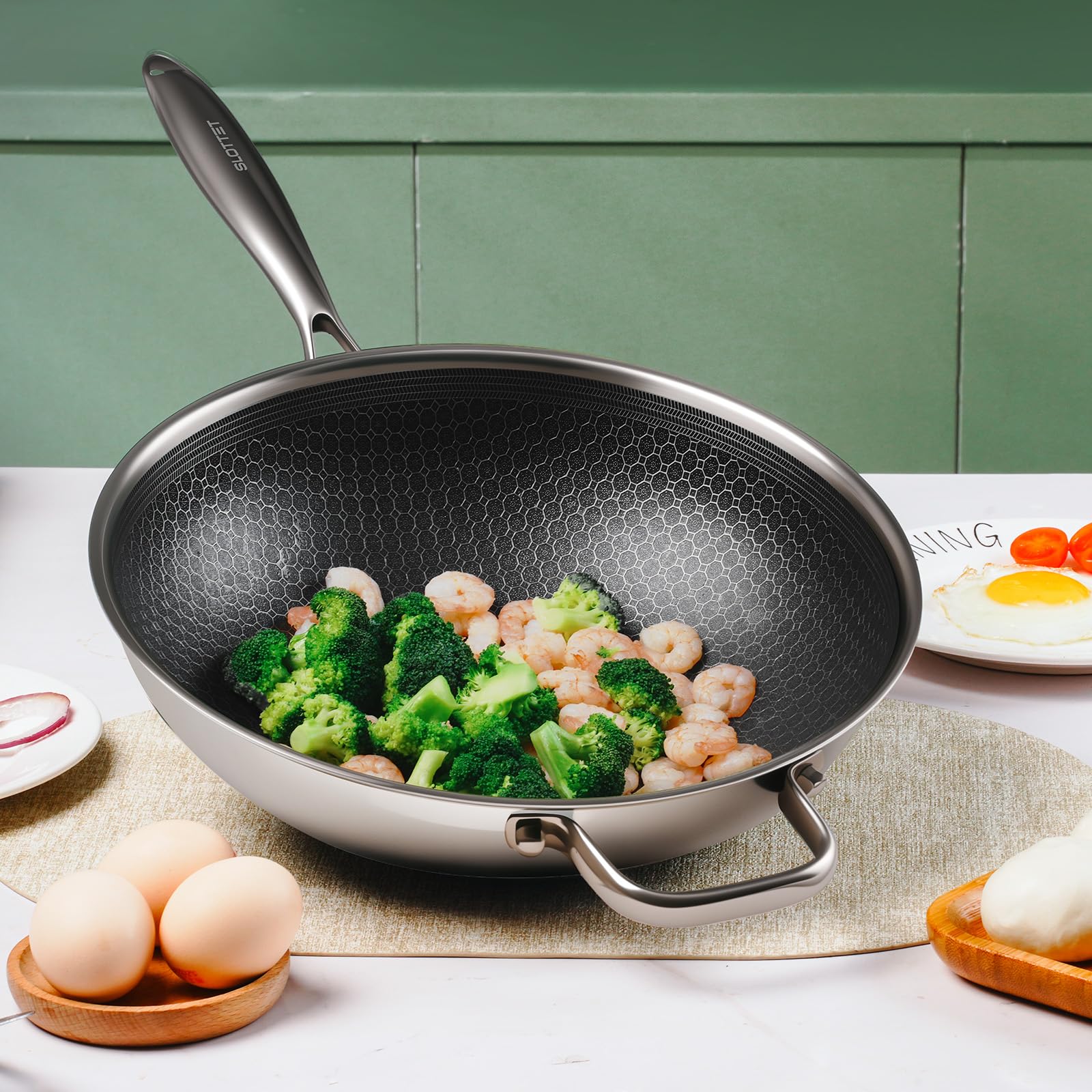 SLOTTET wok comparé à une assiette, visualisation de la taille