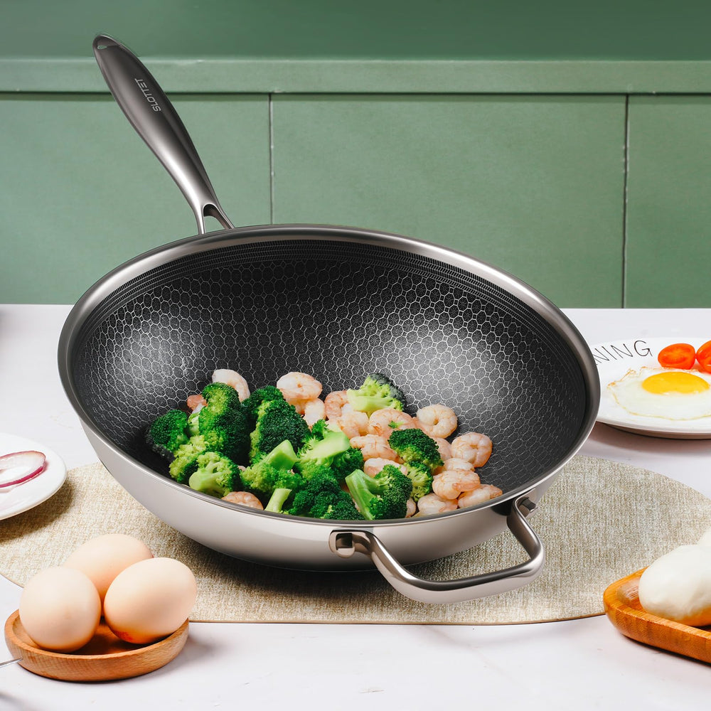 SLOTTET wok comparé à une assiette, visualisation de la taille