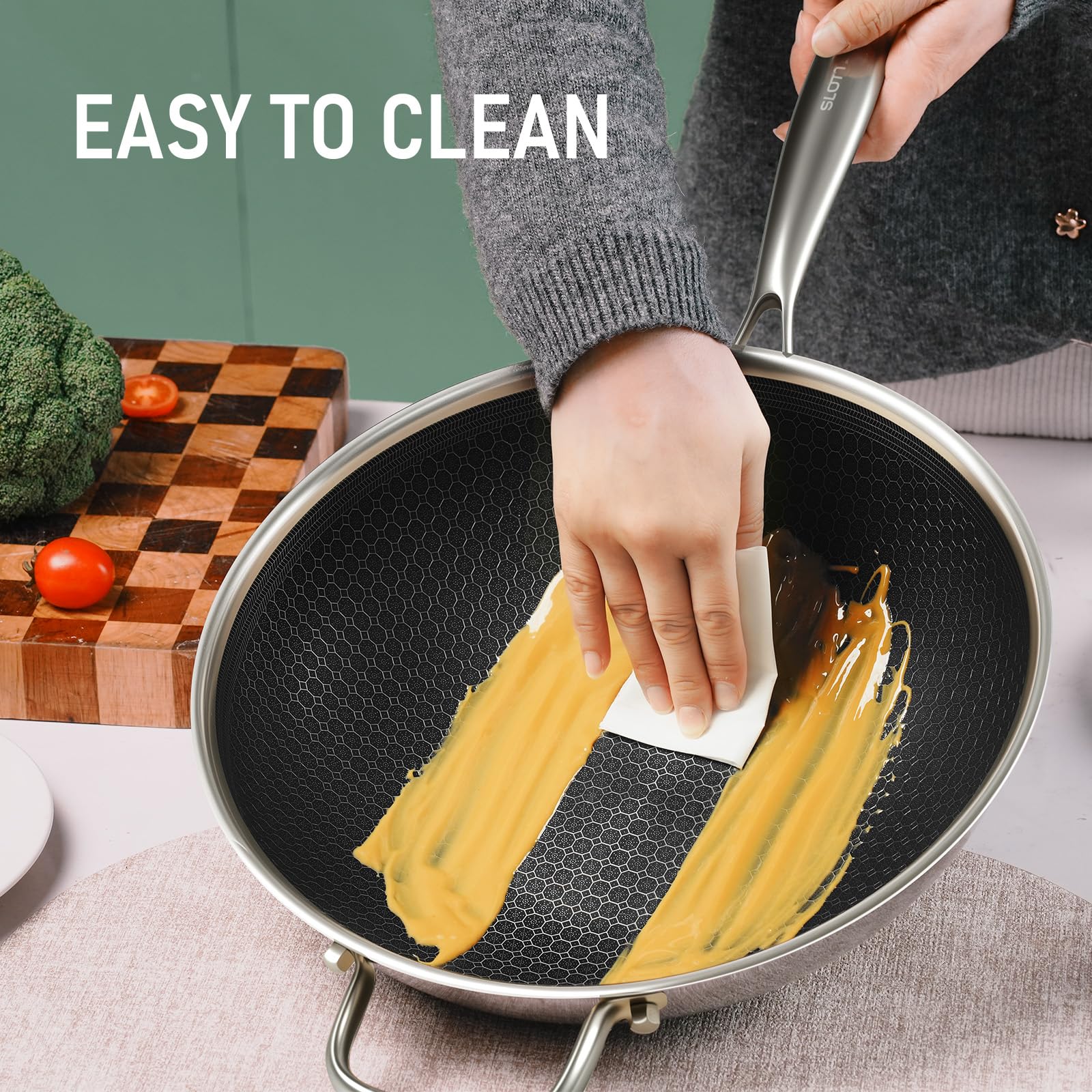 SLOTTET wok en action lors d'un sauté, cuisson rapide homogène