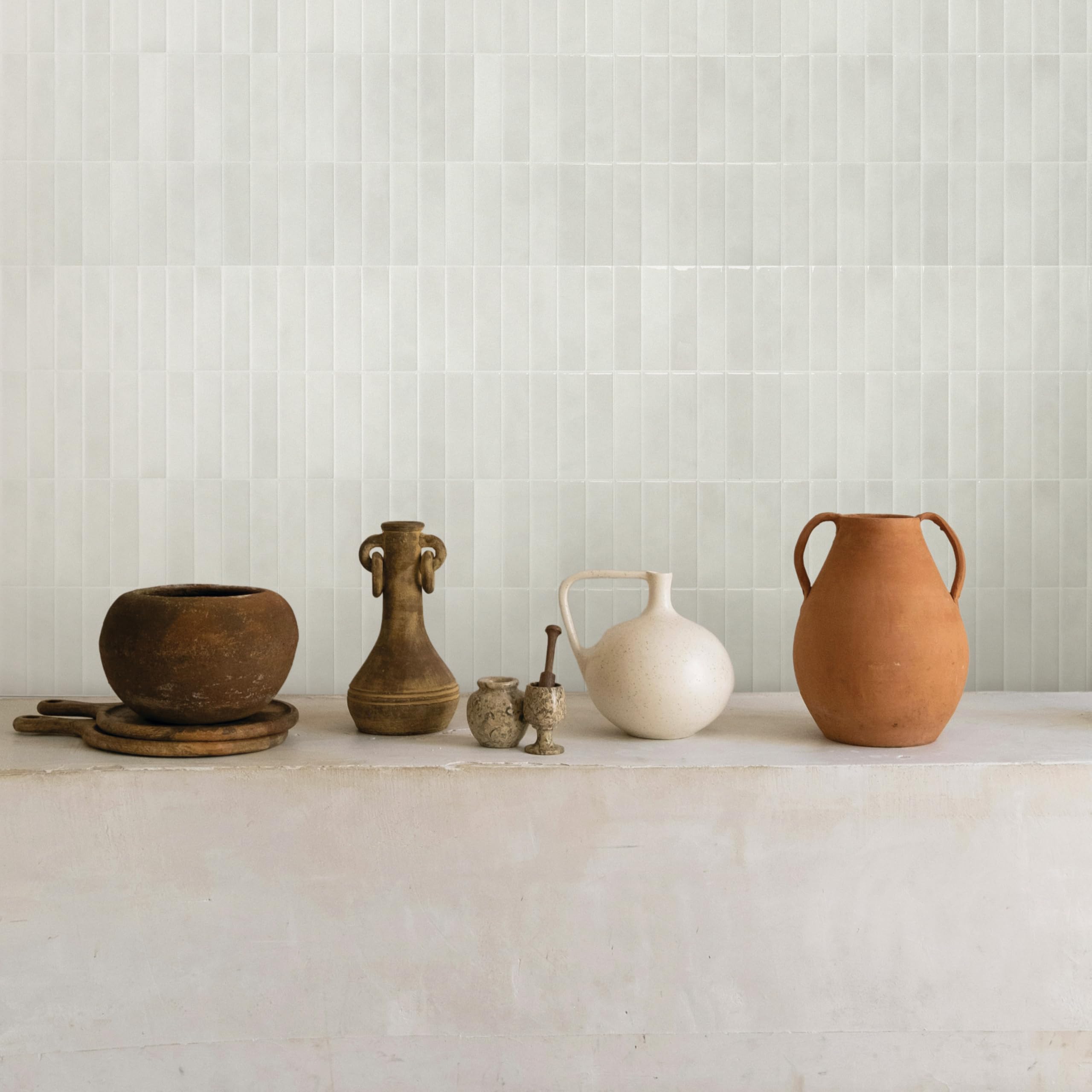 Smart Tiles comparaison d'échelle avec une main, dimensions 11,43"x9" claires