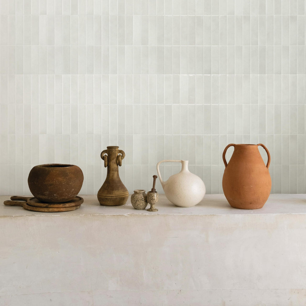 Smart Tiles comparaison d'échelle avec une main, dimensions 11,43"x9" claires