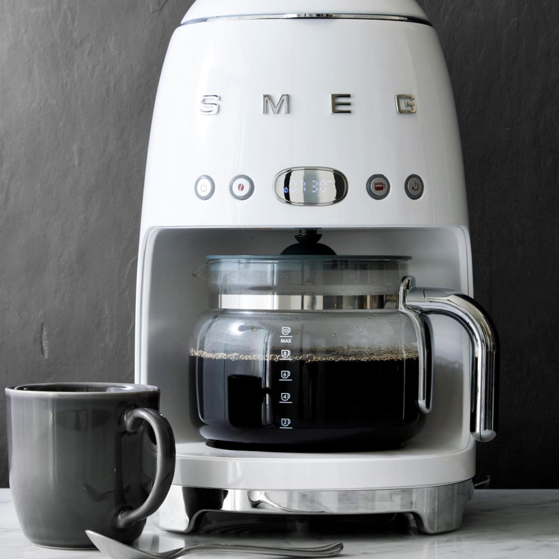 Smeg carafe posée sur la DCF02 illustrant compatibilité et usage simple