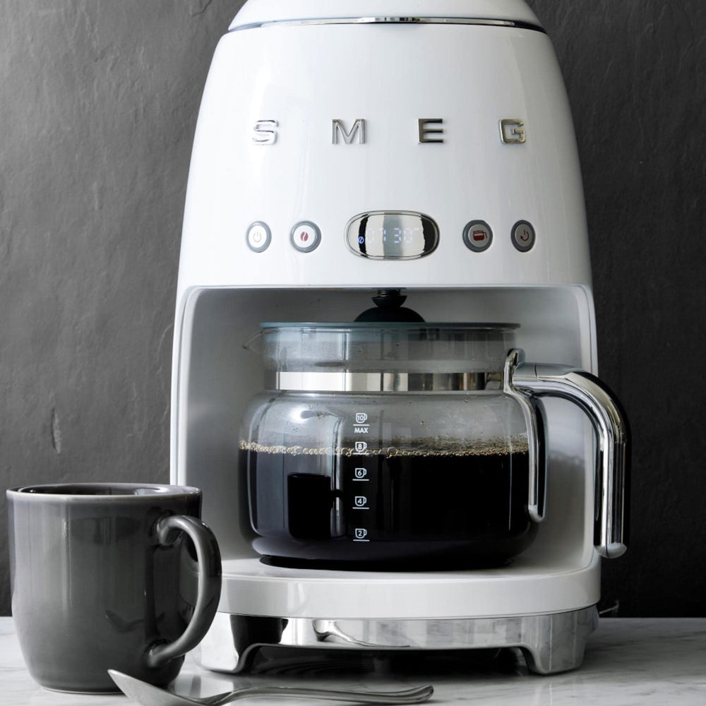 Smeg carafe posée sur la DCF02 illustrant compatibilité et usage simple