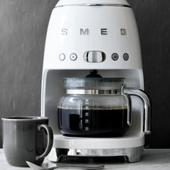Smeg carafe posée sur la DCF02 illustrant compatibilité et usage simple